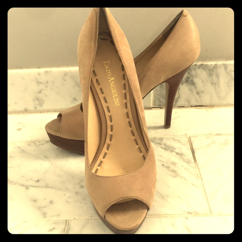 Peep toe platform pump